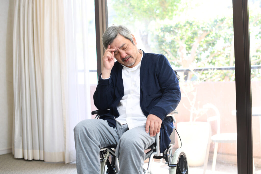 親が元気なうちに家族で実家の相続や空き家対策について話し合うイメージ