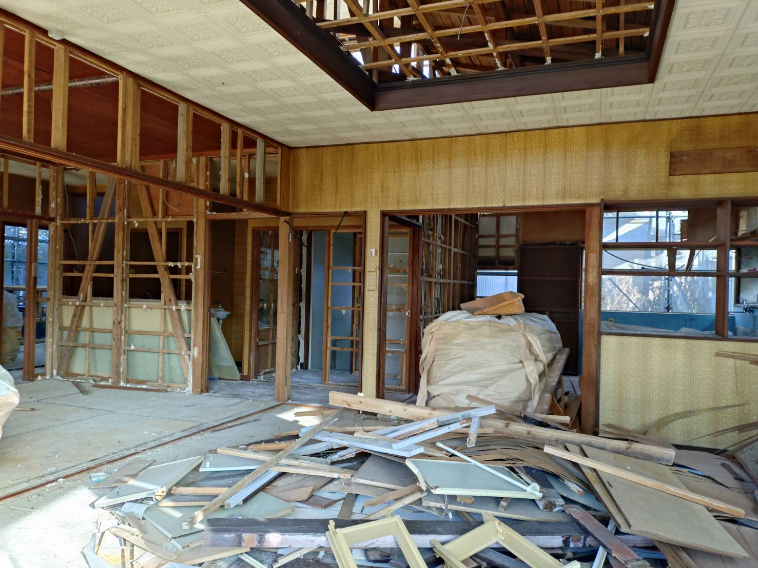 空き家は解体すべきか？リフォーム再生と売却、どれが正解？